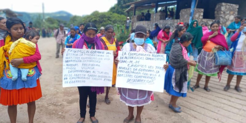 CIPOG-EZ bloquea la carretera Chilapa-José Joaquín de Herrera por tiempo indefinido en exigencia de justicia para nuestros muertos, desaparecidos y retenidos injustamente