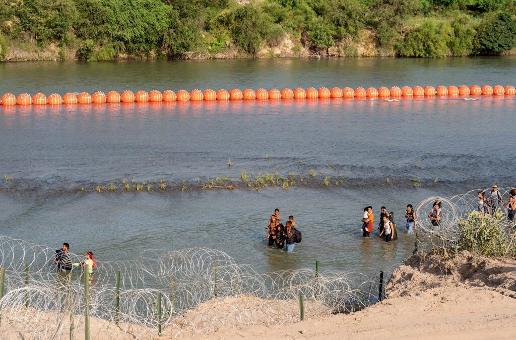 Encuentran cuerpo de migrante en zona de boyas de Eagle Pass en el Río Bravo