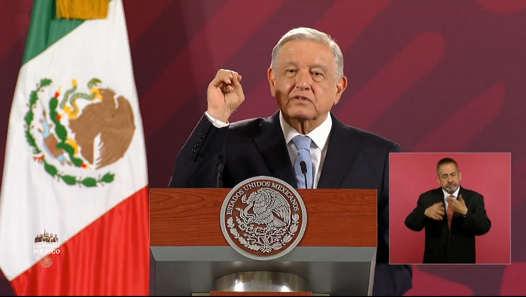 AMLO promete a padres de los 43 continuar con investigación “lo crean o no”