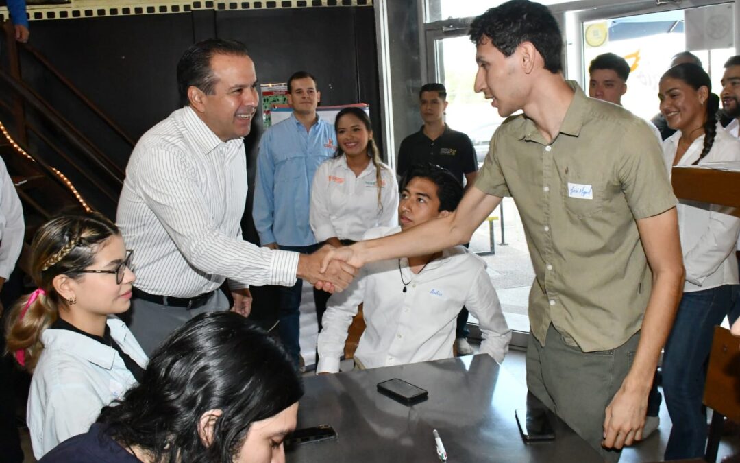 Se reúne presidente municipal con líderes estudiantiles