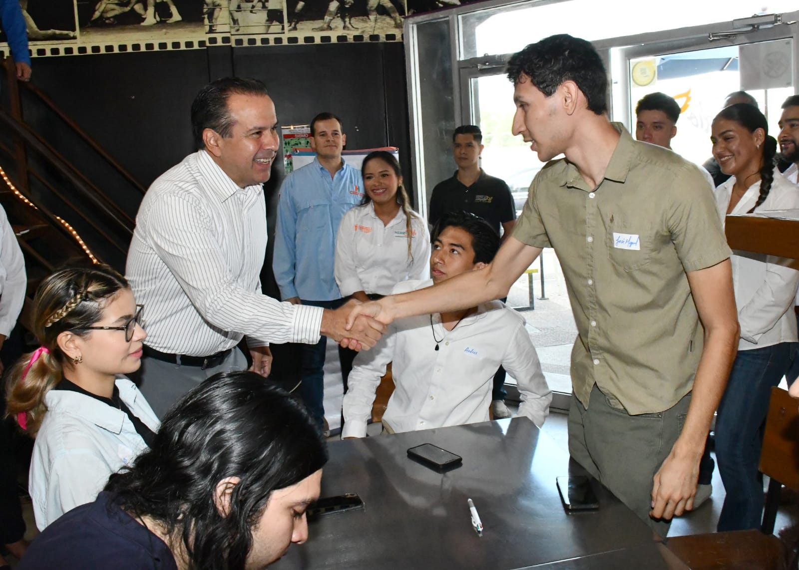 Presentan jóvenes a Toño Astiazarán proyecto de Consejo Estudiantil Universitario (2)