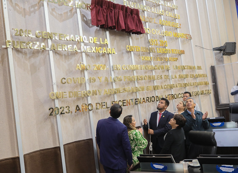 Inscriben con letras doradas el nombre de Jacinto López