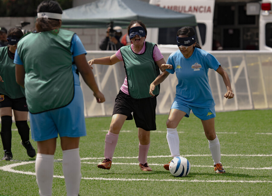 Mujeres futbolistas ciegas, en ese orden, haciendo historia