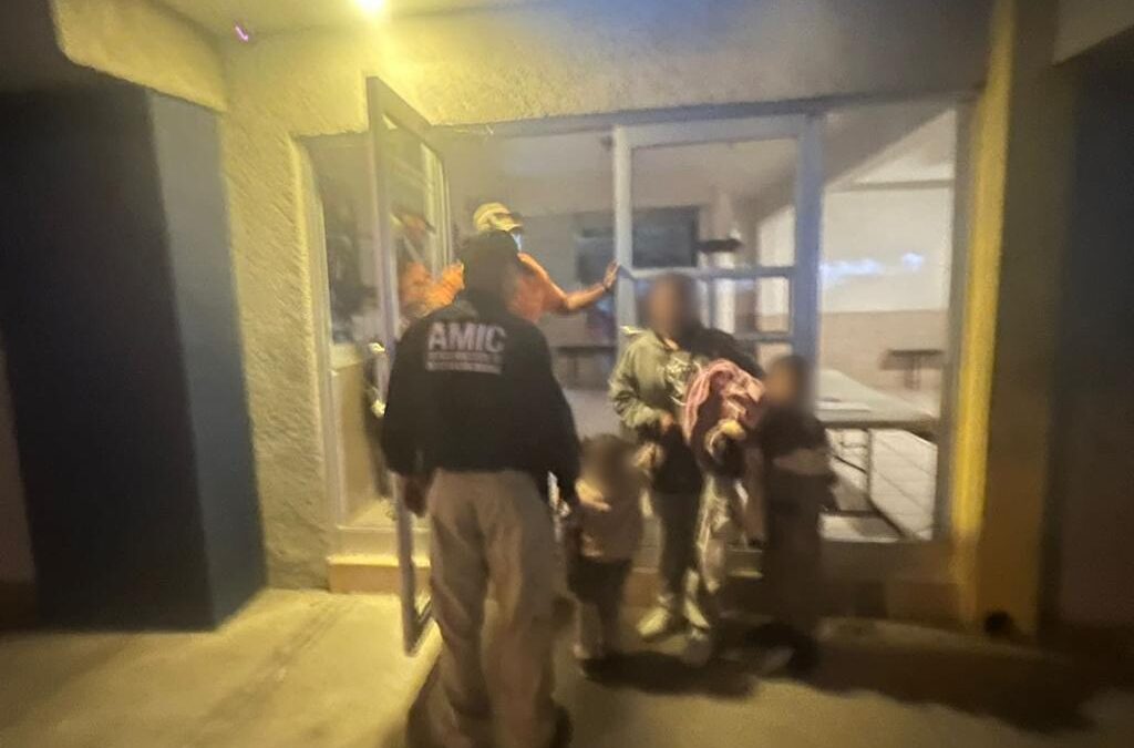 AMIC rescata a joven madre e hijos migrantes abandonados en zona desértica