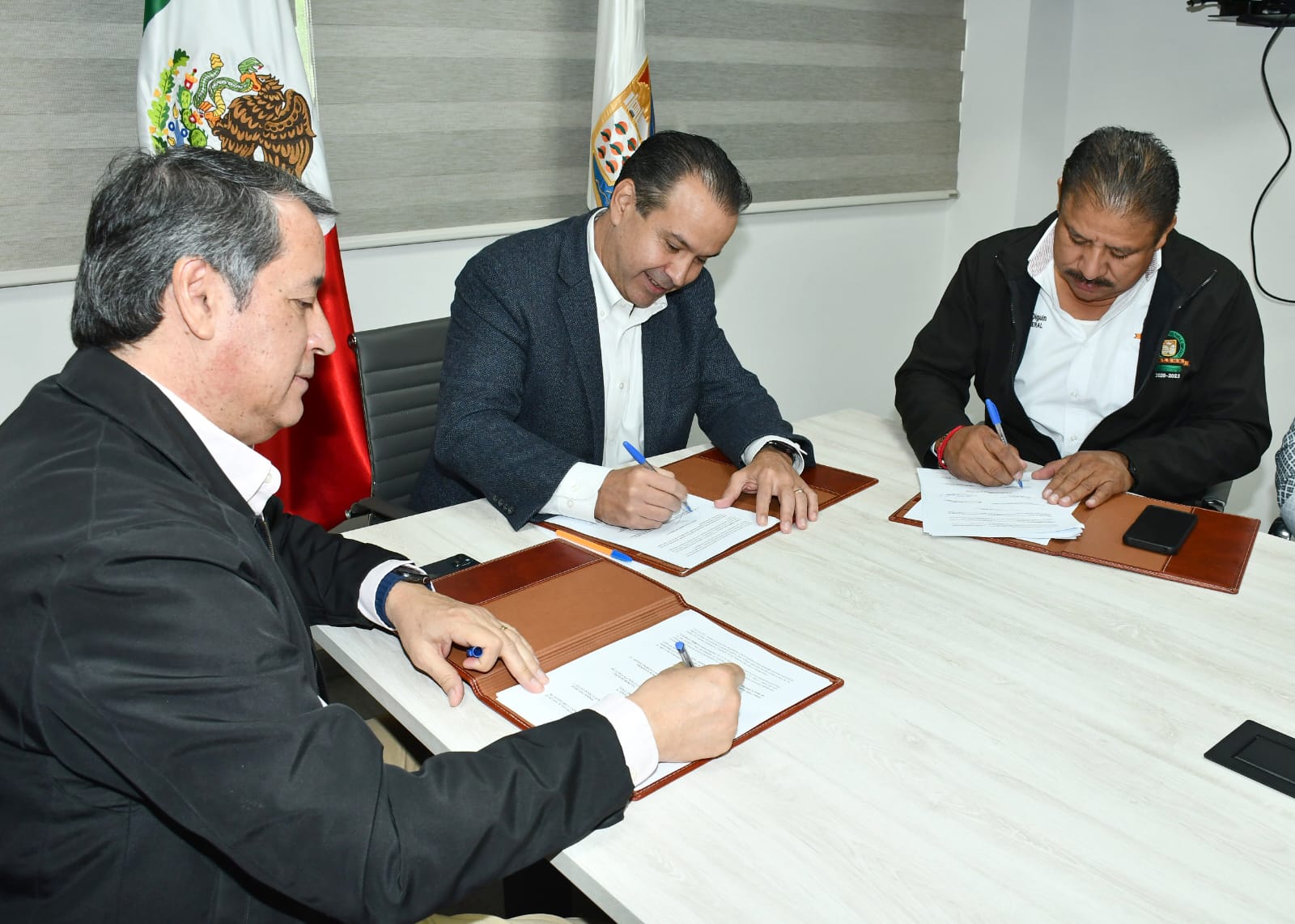 Acuerda Toño Astiazarán convenio de trabajo con S.U.T.S.M.H (3)