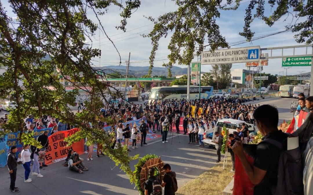 Con marcha y consignas conmemoran el 12 aniversario de normalistas asesinados