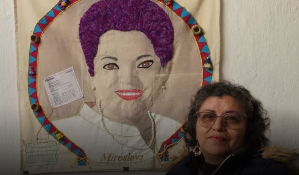 “Hilos de justicia”: mujeres periodistas homenajean con bordado a colegas asesinadas