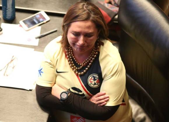 ¡Plop! Xóchitl pierde en su propia encuesta y luego borra la publicación