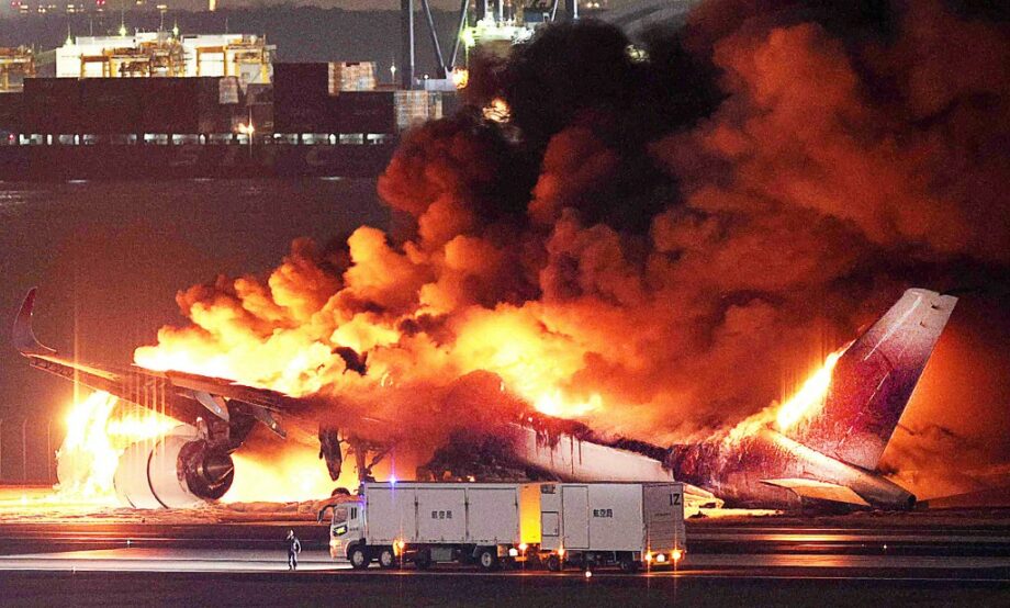 Cinco muertos deja choque entre aviones en Japón