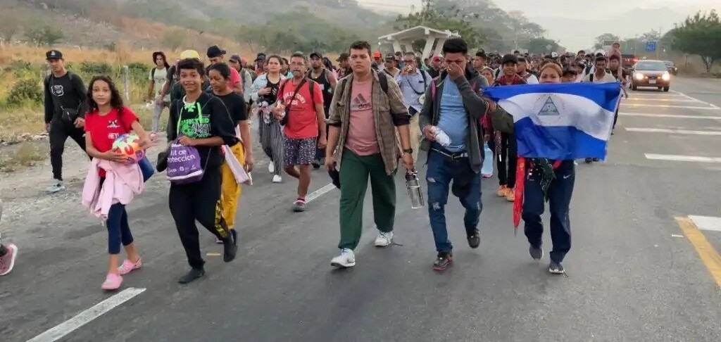 “Nos prometieron que nos iban a llevar a la Ciudad de México, pero cuando llegaron los autobuses dijeron que no”: migrantes en caravana