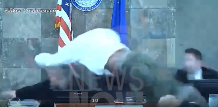 Jueza de Nevada es agredida en plena Corte [VIDEO]
