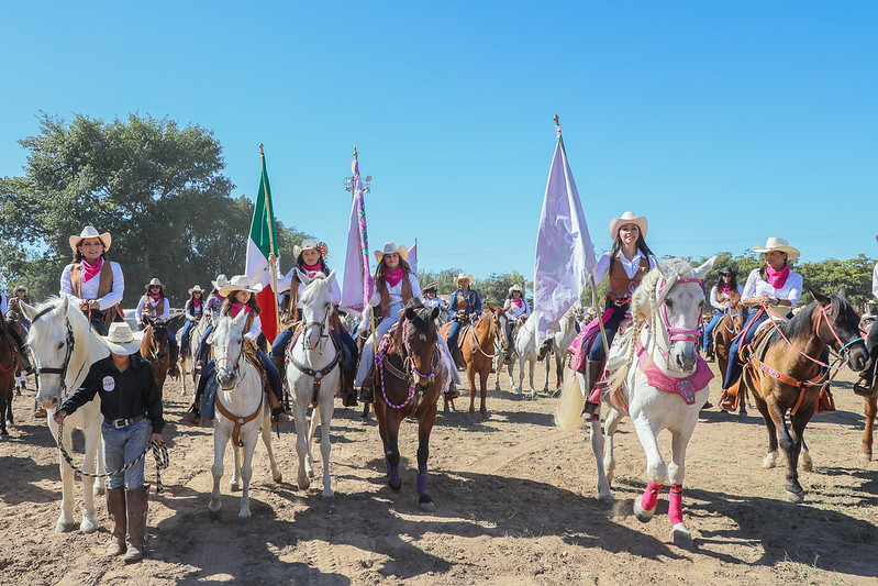 En Bácum, legisladoras participan en “Cabalgata con aroma de mujer”