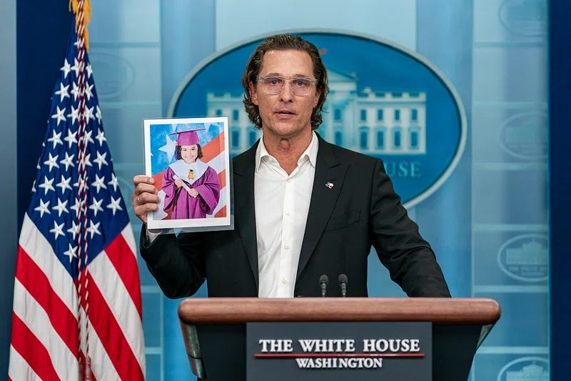 Matthew McConaughey continúa la lucha por las víctimas de Uvalde con la defensa de la seguridad escolar
