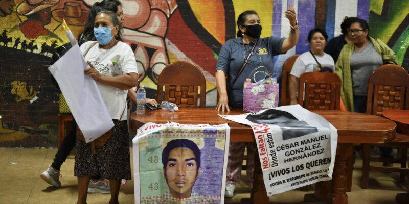 Familiares de los 43 llaman a fortalecer luchas del EZLN y de los desaparecidos