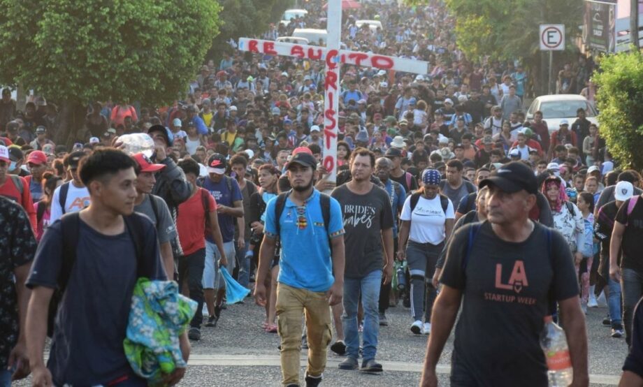 Más de 2 mil migrantes salen en caravana de Chiapas a EU