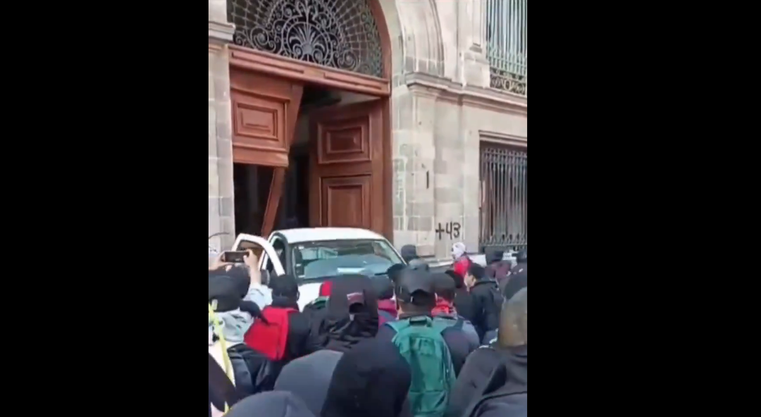 Normalistas de Ayotzinapa derrumban puerta de Palacio Nacional