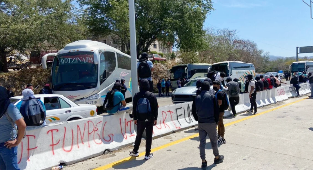 Estudiantes de Ayotzinapa bloquean autopista y retienen autobuses en jornada de acción por los 43