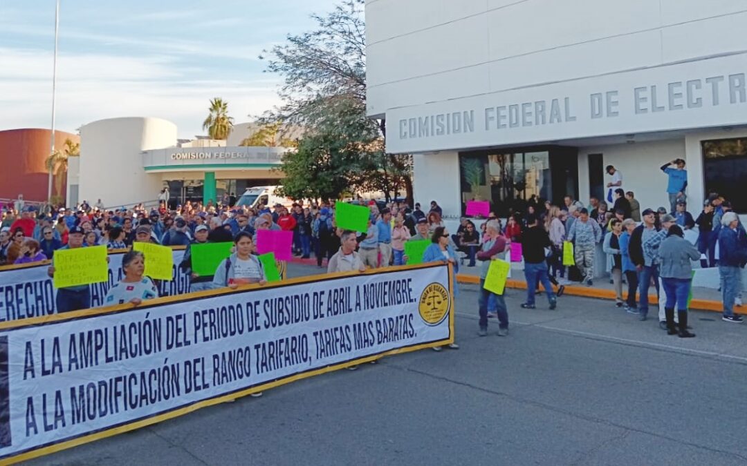 Unión de Ususarios marcha por tarifas justas y Durazo firma convenio con CFE