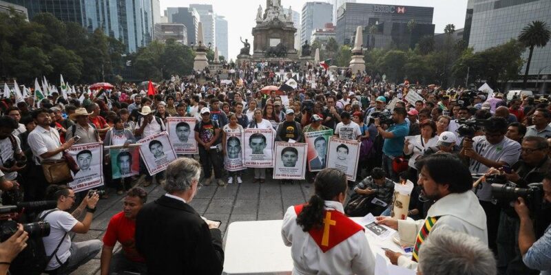 Policía estatal de Guerrero ataca a normalistas de Ayotzinapa, confirman un estudiante asesinado