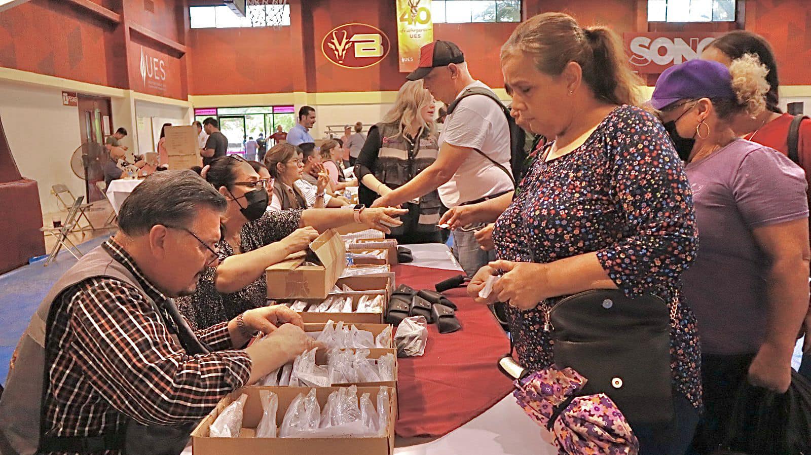 SEDESSON entrega lentes y tarjetas de programas sociales en zona urbana y rural de Hermosillo