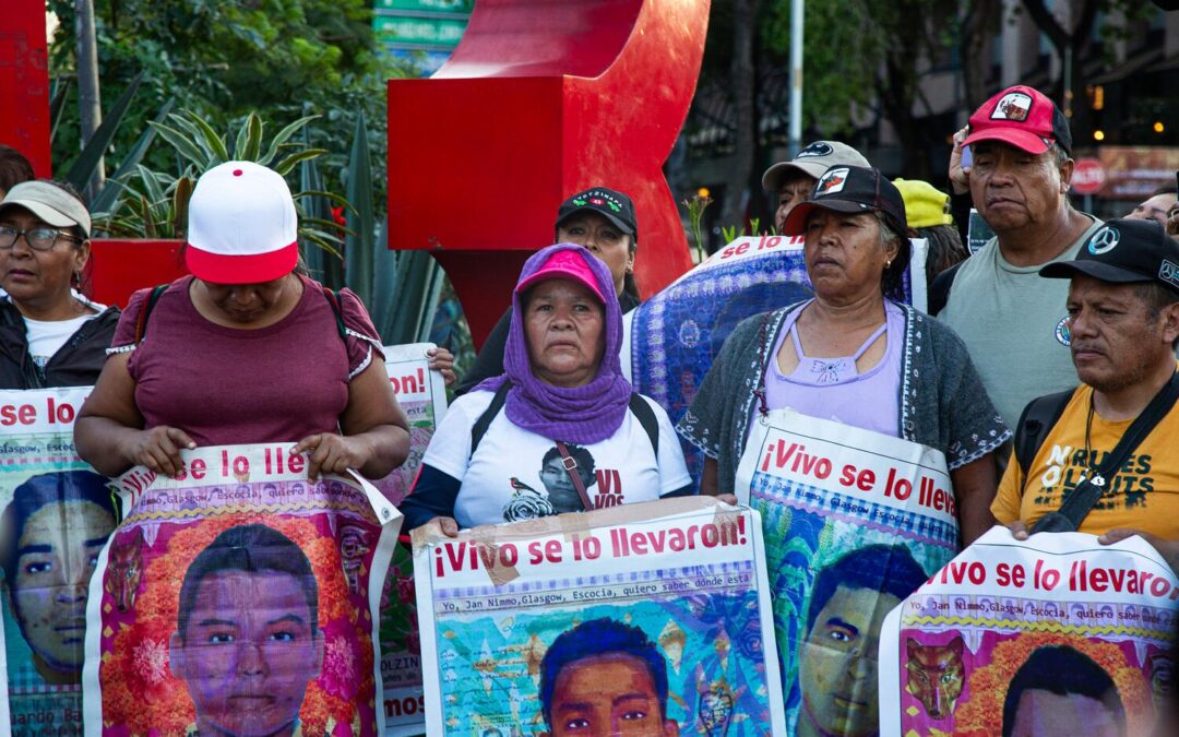 AMLO “optó por la impunidad y la complicidad con las instituciones”: padres y madres de los 43