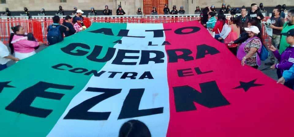 «Alto a la guerra contra el EZLN», exigen frente a Palacio Nacional