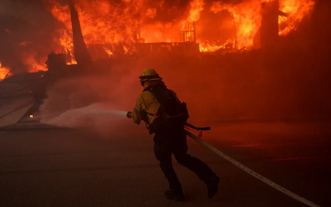 ¿Infiernos en California en enero? Esta es la razón por la que la temporada de incendios forestales se hace cada vez más larga y devastadora