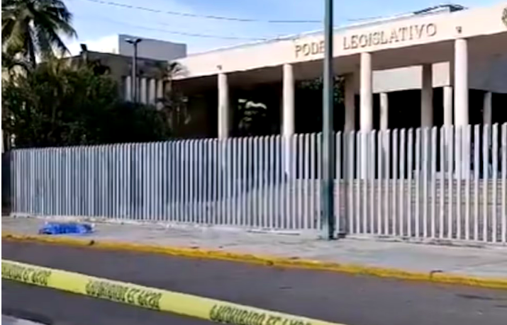 Tiran cuerpo de exagente de investigación a las puertas del Congreso del Estado de Sinaloa