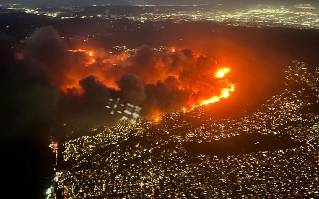 Los incendios en el condado de Los Ángeles, alimentados por fuertes vientos, destruyen hogares