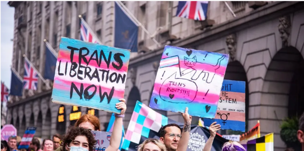 Corte Suprema británica limita definición de “mujer” a sexo biológico, afectando derechos de mujeres trans