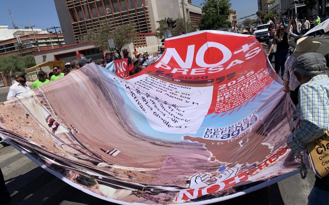 Se manifiestan maestros y Movimiento por el Agua en el Desfile del 1 de Mayo