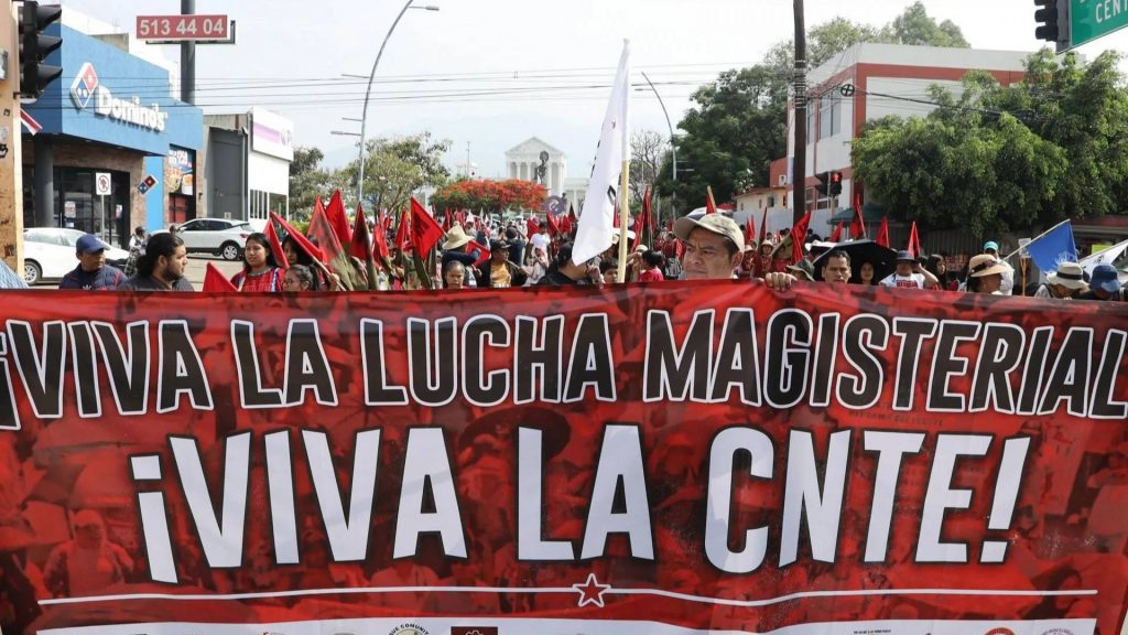 Gobierno presenta nueva propuesta a la CNTE; magisterio consultará a sus bases
