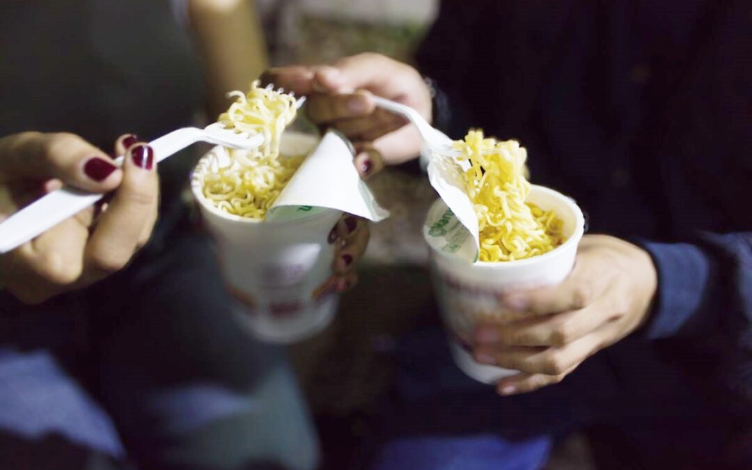 Pasar hambre y comer chatarra: así se alimentan estudiantes foráneos