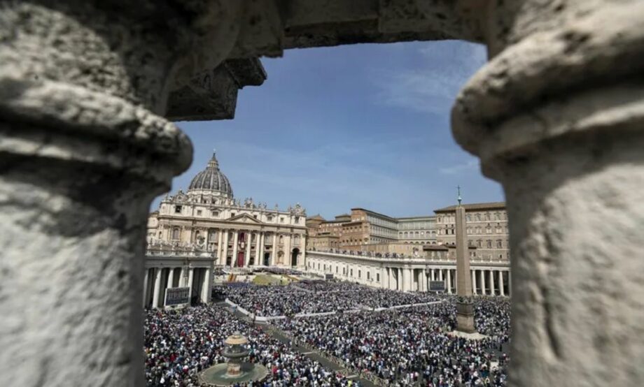 Papa Francisco reaparece en Pascua y pide alto al fuego en Gaza