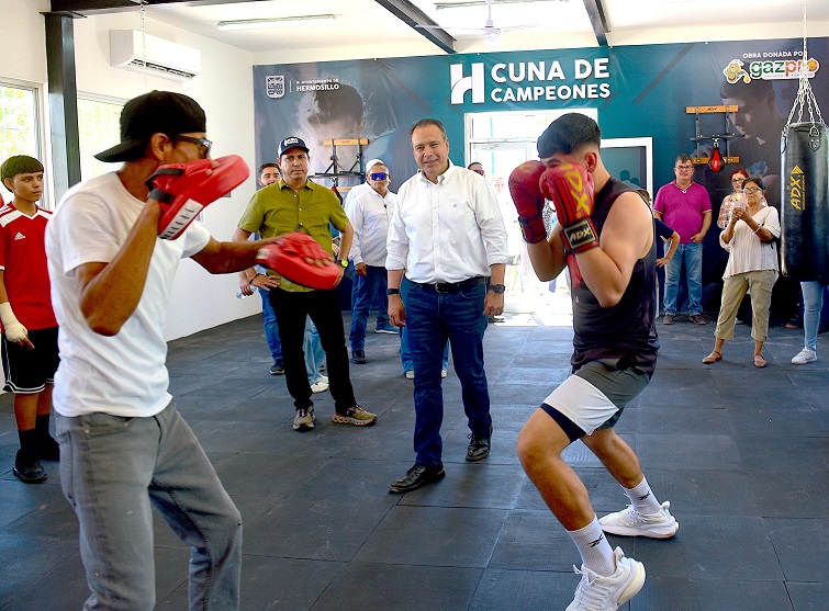 Inaugura Julio César Chávez campo de futbol y gimnasio rehabilitado en Los Olivos