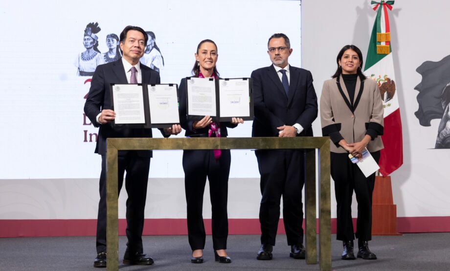 Sheinbaum firma decretos clave para maestros: menor edad de jubilación y eliminación de la USICAMM