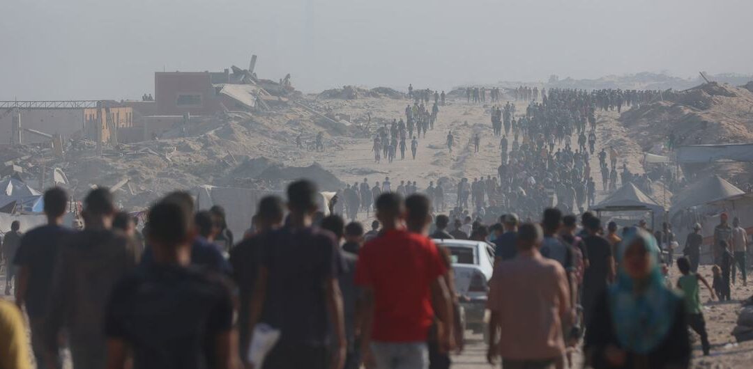 Gaza: La hambruna y la desesperación obligan a la gente a buscar comida en el suelo