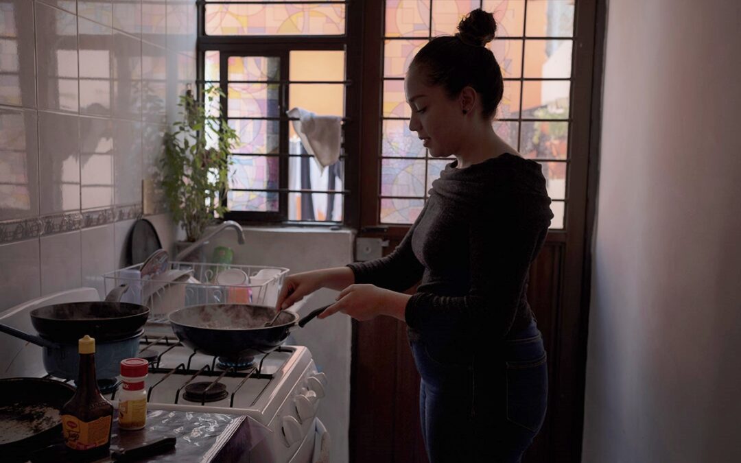 Sostener la casa con las manos cansadas