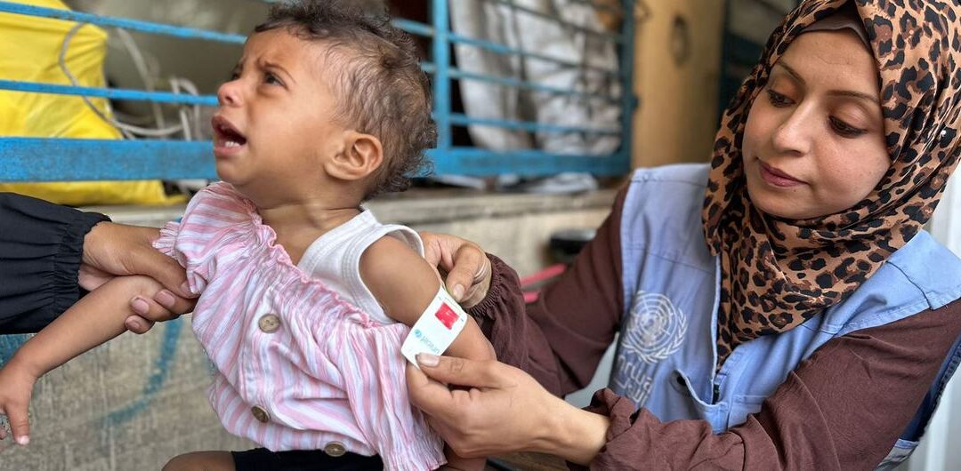 Gaza: Miles de bebés están desnutridos, mientras los camiones con comida permanecen en la frontera