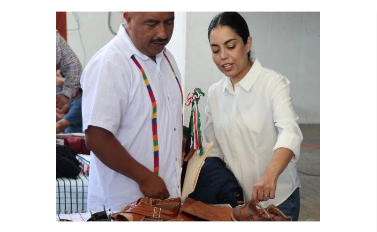 Adidas llegó a Yalalag y ofreció disculpas por apropiarse de Huaraches zapotecos