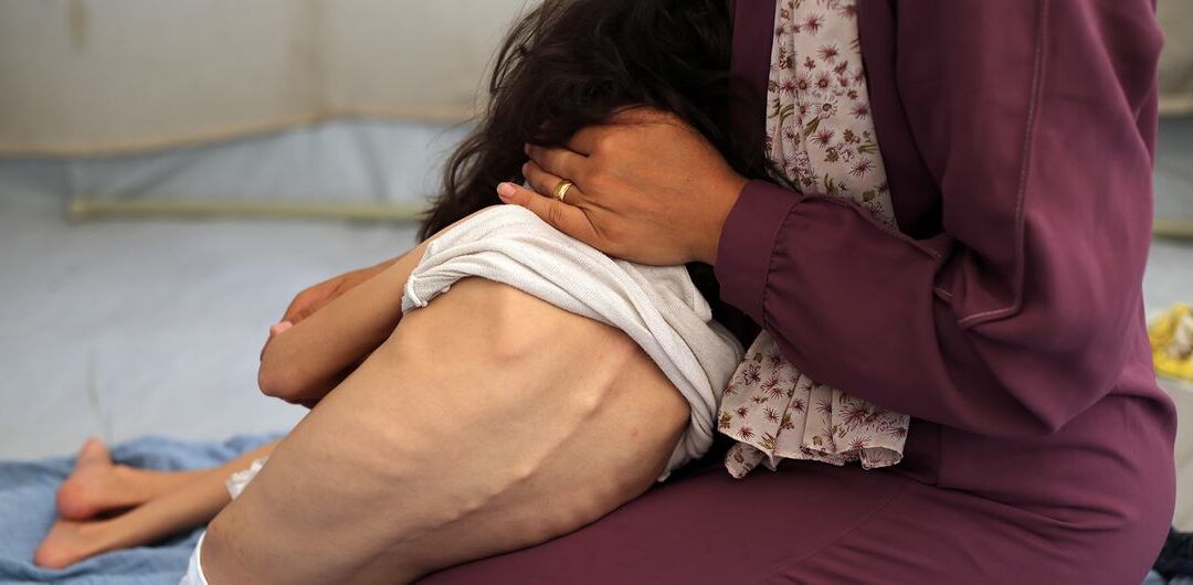 El hambre y una ola de calor azotan Gaza, mientras siguen los obstáculos de Israel a la ayuda humanitaria