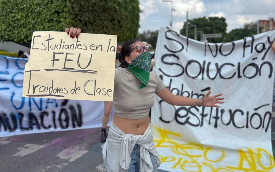 Estudiantes de la UdeG son reprimidos tras realizar toma pacífica de instalaciones de Rectoría General