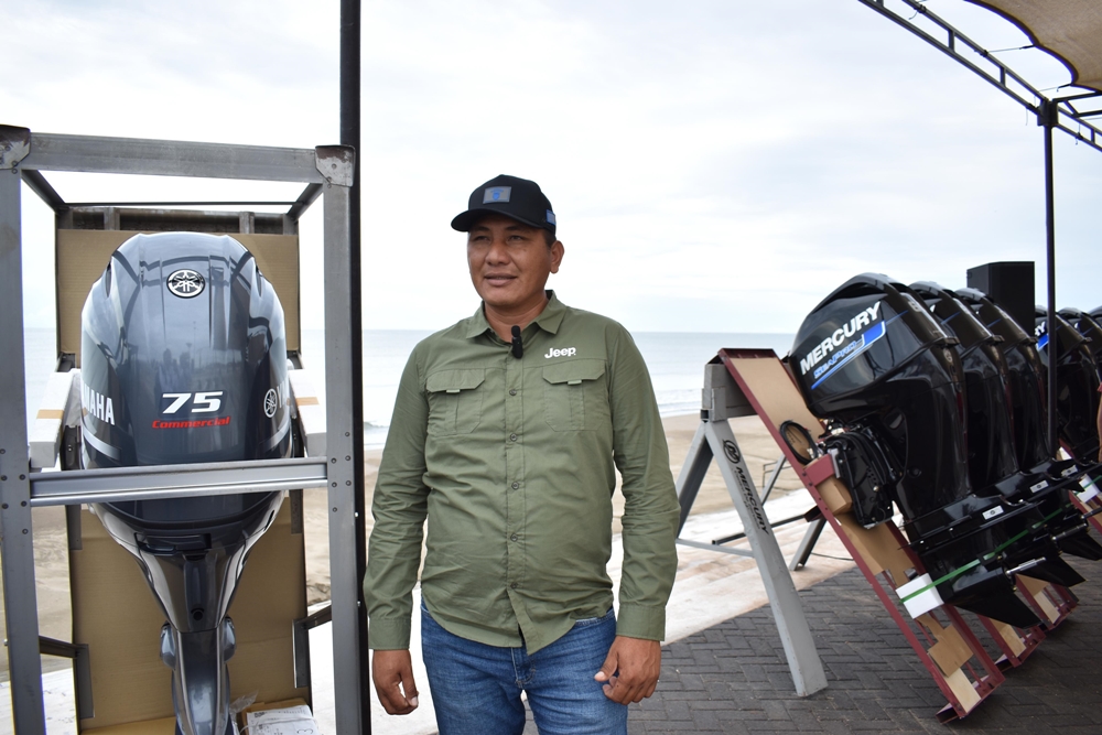 Durazo entrega motores fuera de borda a cooperativas pesqueras del sur de Sonora