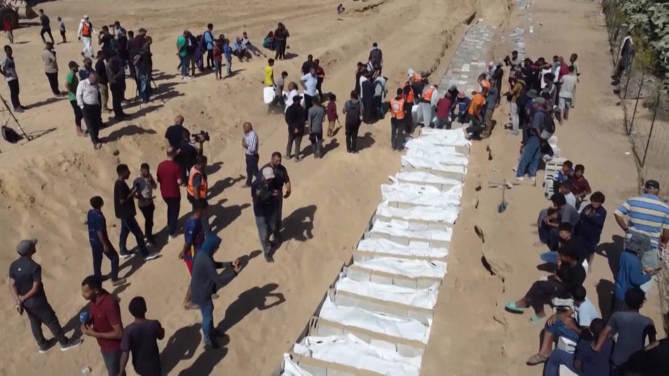 Funeral masivo en Gaza para los palestinos no identificados y con signos de tortura