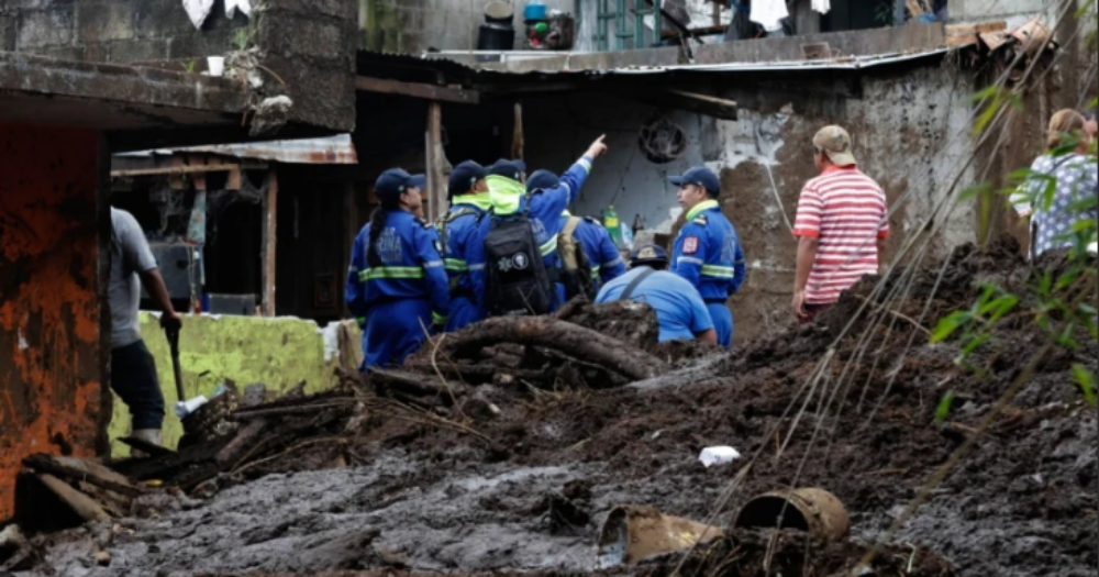 Suman 64 personas fallecidas y 65 desaparecidas en cinco estados tras lluvias torrenciales