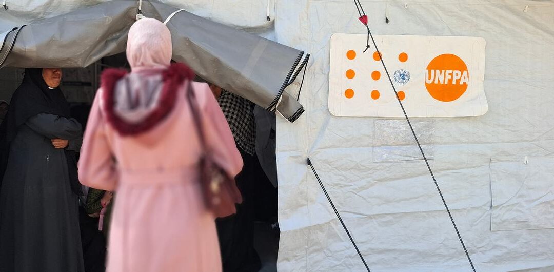 Gaza: “No tuve más remedio que dar a luz sola a mi propio bebé”