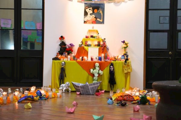 Altar de Día de Muertos llama a la reflexión crítica: Seminario Niñez Migrante en El Colegio de Sonora