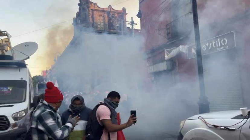 Gases lacrimógenos y tensión en el Zócalo: Maestros de la CNTE se enfrentan a la policía en Palacio Nacional