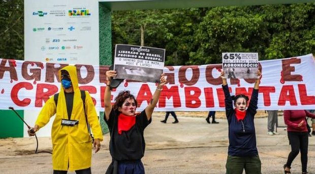 Mientras se realiza la COP30, Brasil aprueba 30 plaguicidas altamente peligrosos