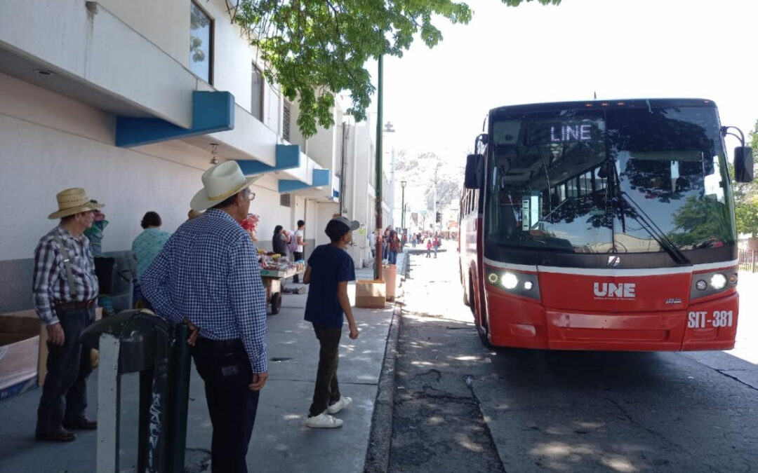 Cesan a dos choferes por hacerse videos mientras manejaban